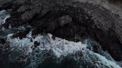 olas de mar azul oscuro salpicando en la escarpada costa de costa rica - toma aérea