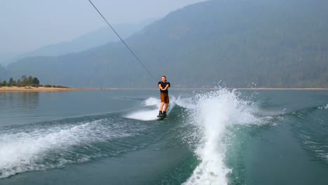 Mann-Beim-Wakeboarden-Im-Fluss-4k