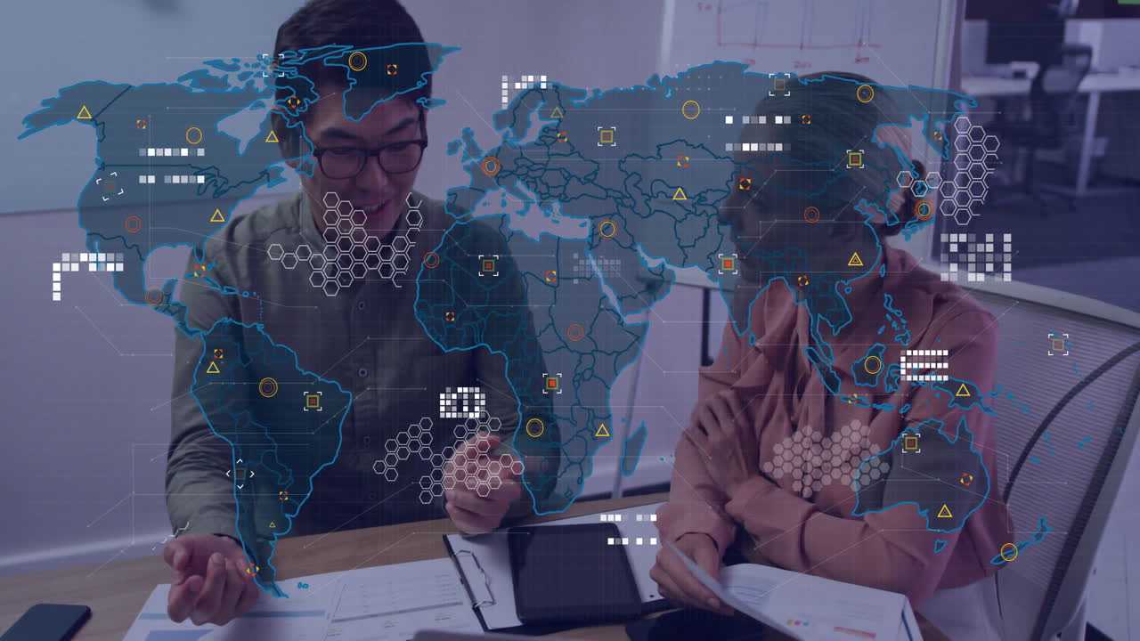 animación del procesamiento de datos financieros sobre diversas personas de negocios en la oficina
