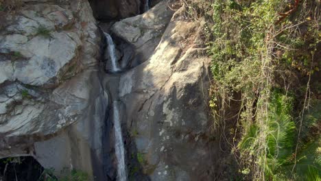 Empinada-Montaña-Rocosa-En-Bosque-Tropical-Con-Cascada---Cascada-De-Yelapa-En-Jalisco,-México