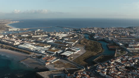 Clara-Vista-Aérea-Del-Istmo-De-La-Península-De-Peniche-Con-Los-Lados-Norte-Y-Sur-De-La-Ciudad