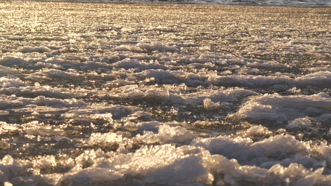 얇은 얼음에서 움직임을 만드는 물의 파도, 클로즈업
