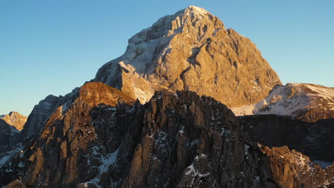 tiro de dron giratorio del sol en la montaña mangart en los alpes julianos de eslovenia