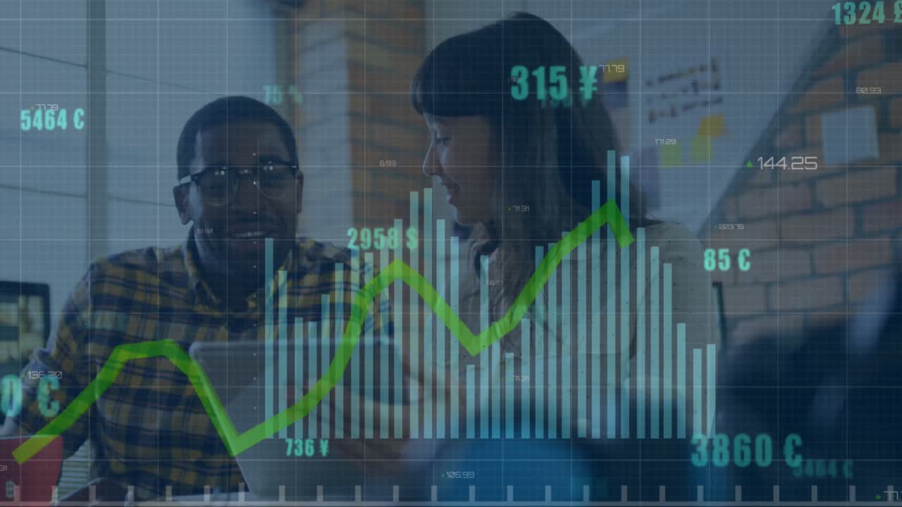 Animação de gráficos, números, símbolos de moeda, diversos colegas de trabalho discutindo relatórios em tablet digital.
