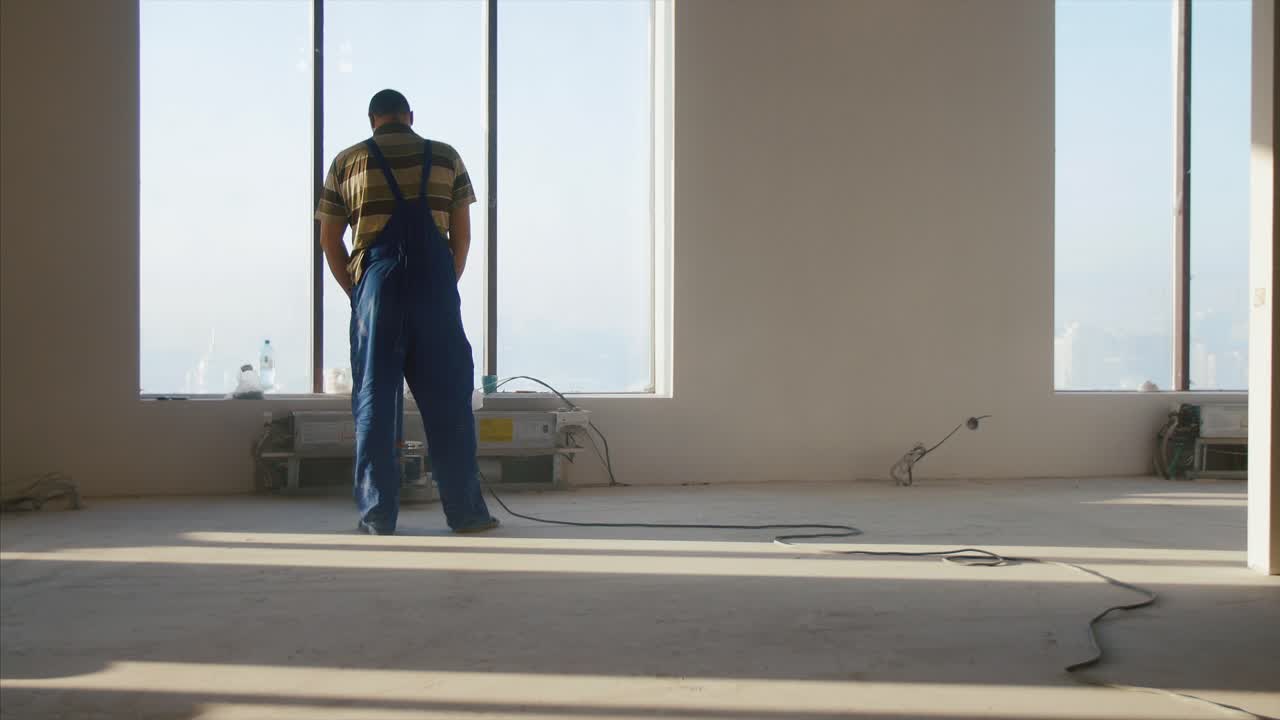 trabajador de la construcción en una habitación vacía