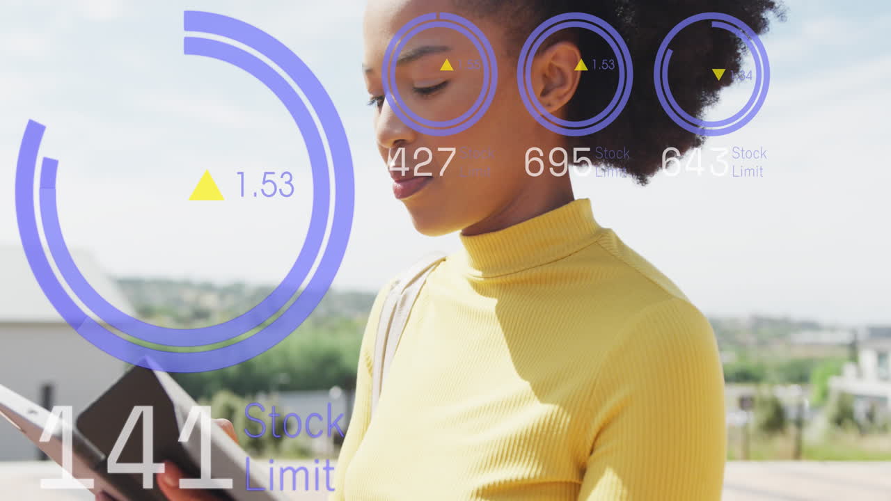 animación del procesamiento de datos sobre una mujer de negocios afroamericana en la oficina