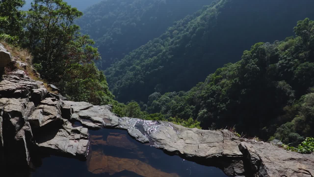 nongnah meghalaya india에서 찍은 최고 각도 비디오에서 산 절벽의 울창한 숲이 있는 천연 수영장