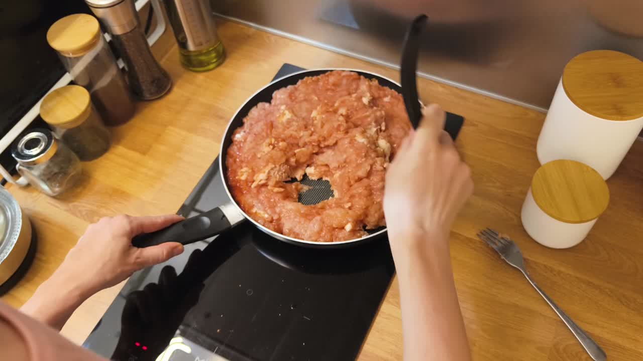 Cooking ground meat in a frying pan