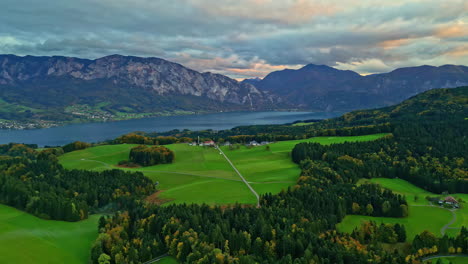 Exuberante-Paisaje-Boscoso-Y-Montañas-Alrededor-Del-Gran-Lago,-Attersee,-Austria