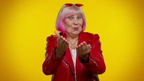 orgullosa egoísta anciana abuela orgullosa de su victoria, presumiendo de su propio éxito ganar logros