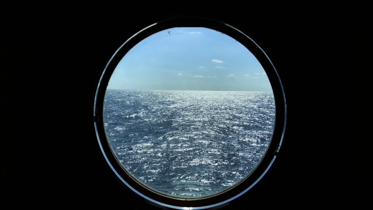 바다가 바깥으로 흐르듯이 항구 구멍에서 삶을