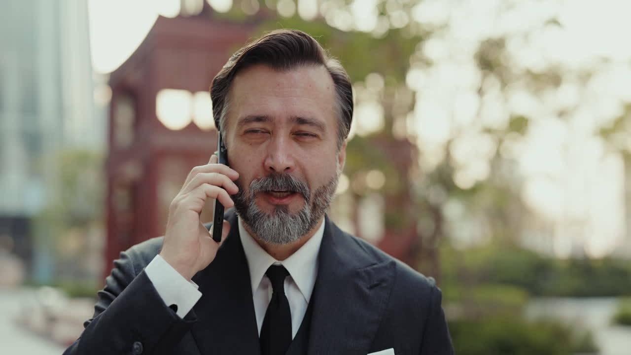 Açık Havada Akıllı Telefonla Konuşan Orta Yaşlı İş Adamı
