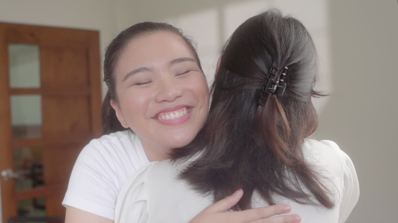 서로 포옹하는 젊고 행복한 여자 친구