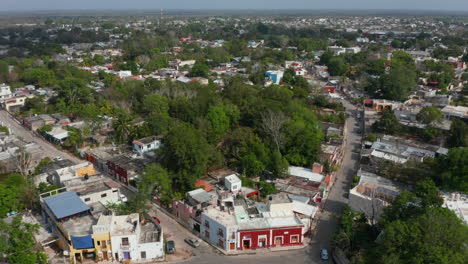 Aerial-ascending-footage-of-residential-houses-in-small-town.-Streets-with-houses-in-poor-region.-Valladolid,-Mexico