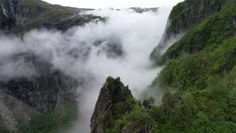 paisaje nublado en el valle simadal en noruega