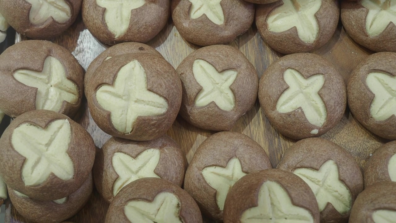 Panini a forma di fungo appena sfornati su un vassoio di legno