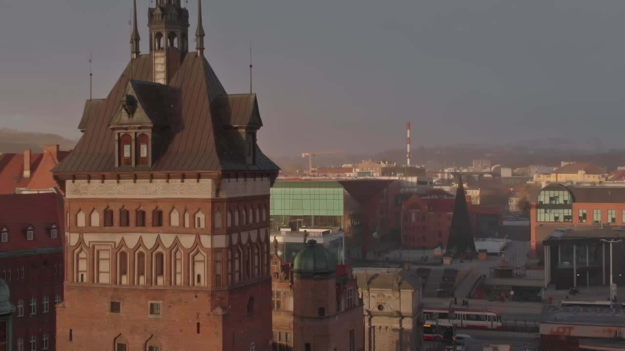 Skyline della città di Danzica con edifici storici e un'alta torre