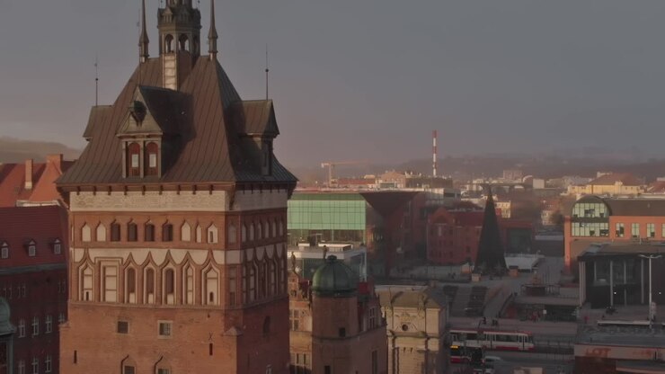 Skyline della città di Danzica con edifici storici e un'alta torre