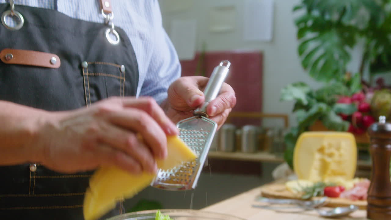 Hombre preparando comida