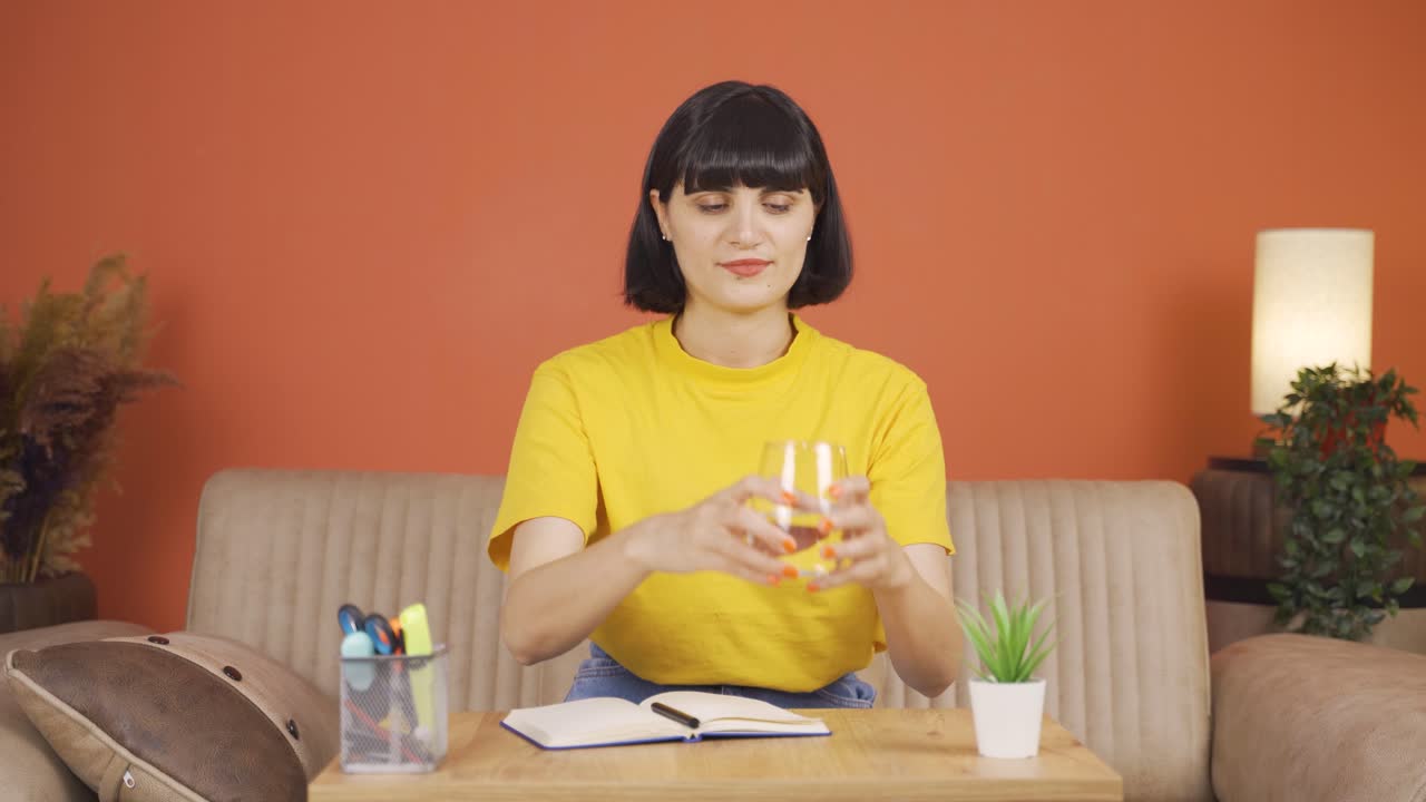 그 여자는 물을 마시고 있습니다.