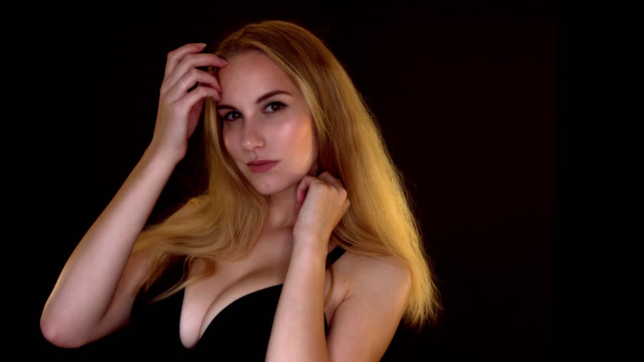 красивая блондинка с длинными волосами в лифчике трогательное лицо с чистой и здоровой кожей