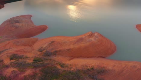 Bajo-Nivel-De-Agua-En-El-Embalse-De-La-Presa-Arade-En-Un-Atardecer-De-Otoño