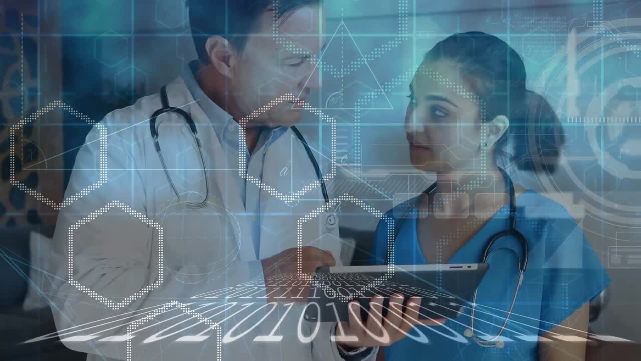 animación del procesamiento de datos de codificación binaria sobre un médico masculino y femenino usando una tableta