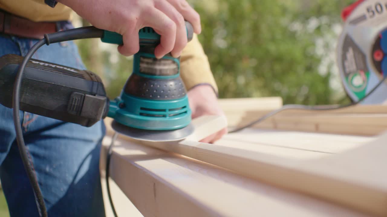 el artesano muele la madera