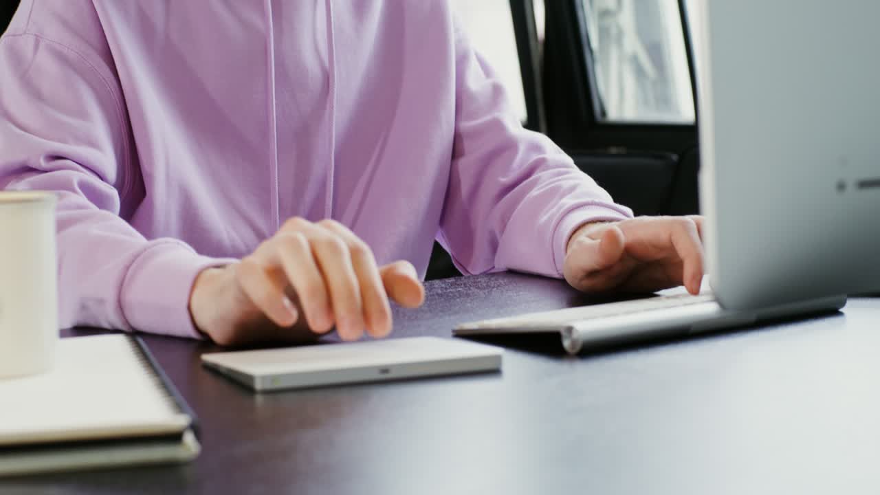 현대적 인 작업 공간 에서 노트북 을 사용 하는 사람