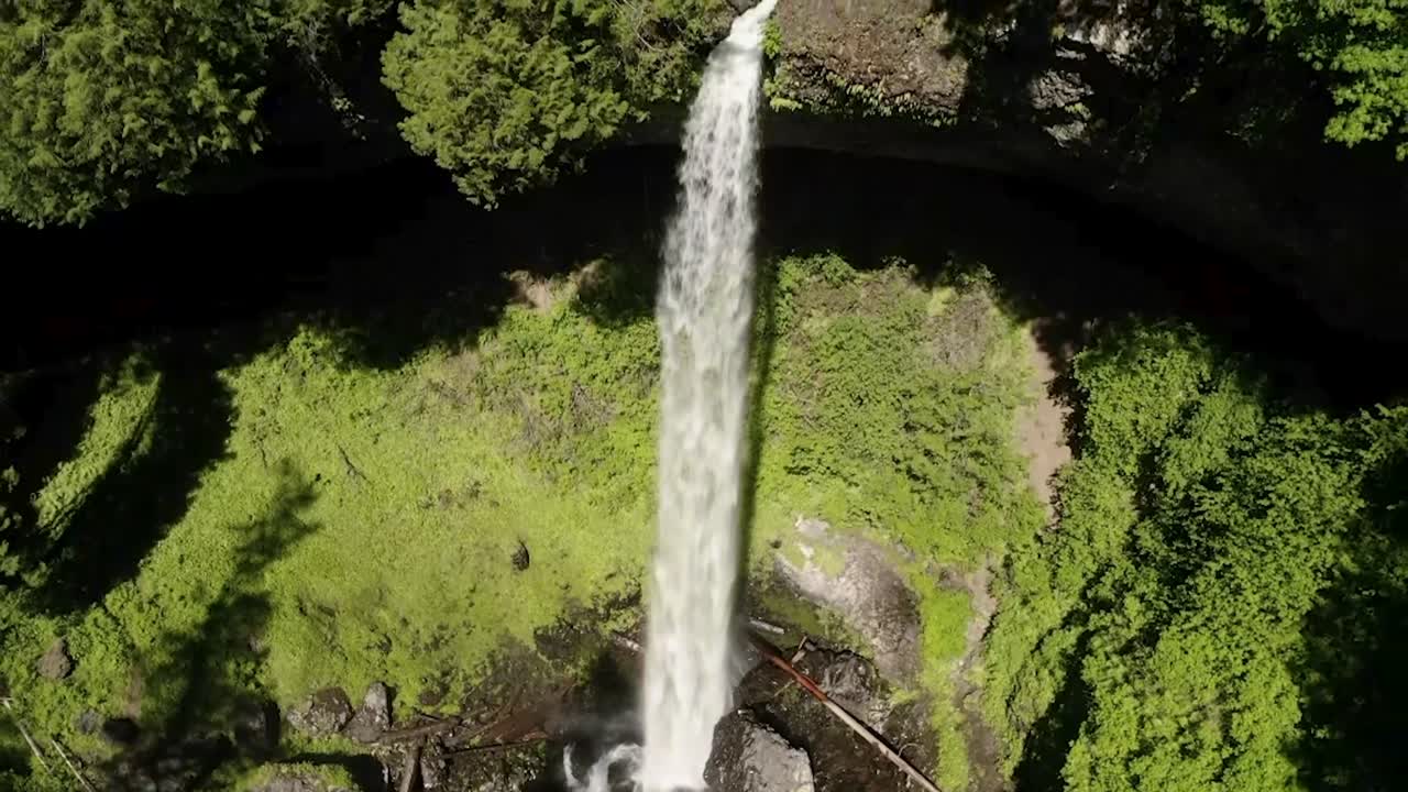 cascada salpicando en una piscina rocosa en las cataratas del norte en el parque estatal silver falls en oregon