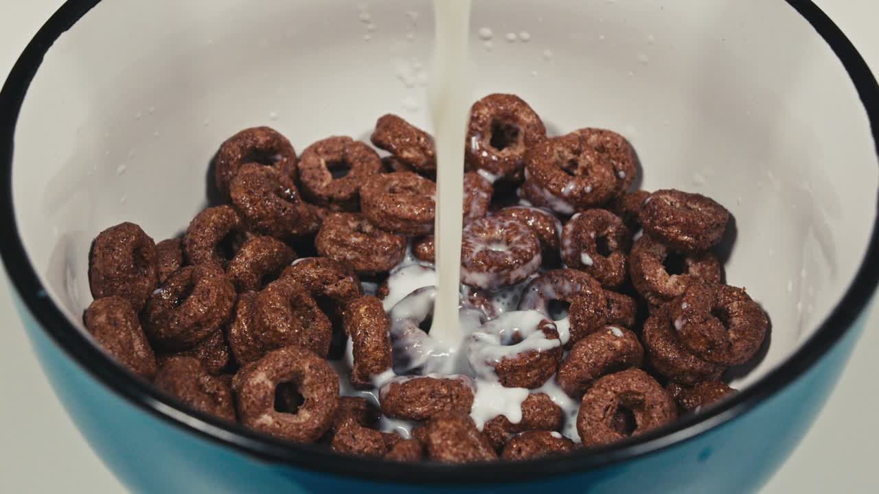 아침 식사 시리얼 호프 위 에 우유 가 부어지고 있다. 위쪽