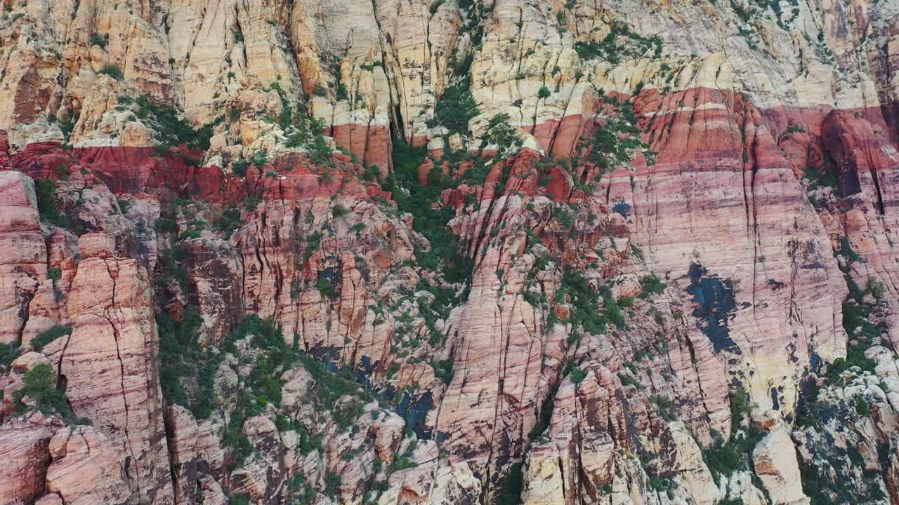 아름다운 대비 색상이 있는 자연적인 다색 산악 스트립의 영화 축소 샷