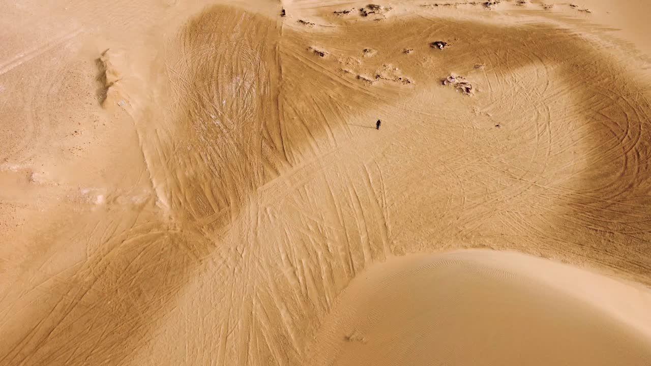 nómada solitario caminando por el desierto caliente mortal en vista aérea