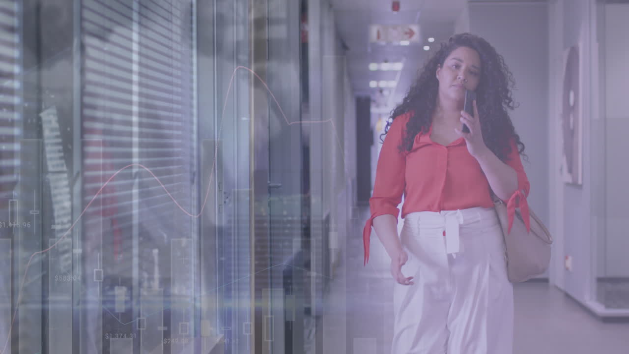 animación de una mujer de negocios biracial en la oficina sobre la gente caminando y el paisaje urbano