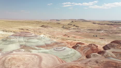 hombre solitario en la cima de la colina en el paisaje del desierto