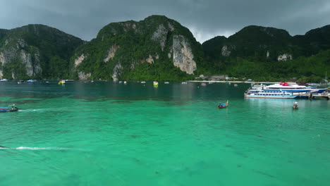 paisaje tropical y barcos de la isla phi phi con nubes de tormenta que fluyen por encima