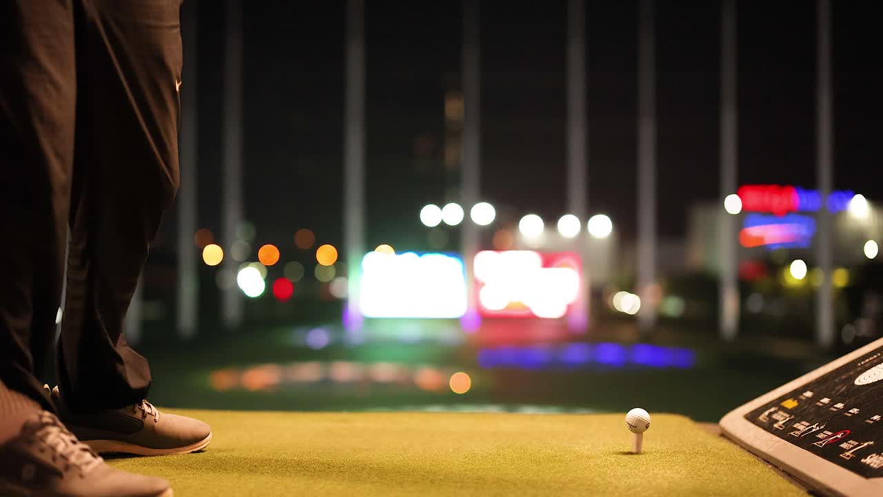 골퍼 가 드라이빙 레인지 에서 스 을 연습 하고 있다