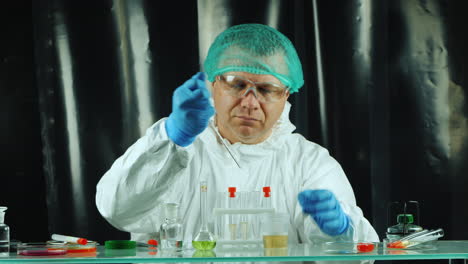 técnico de laboratorio hace una prueba de orina 3