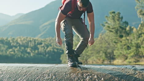 hombre, senderismo y correa de zapatos en la naturaleza