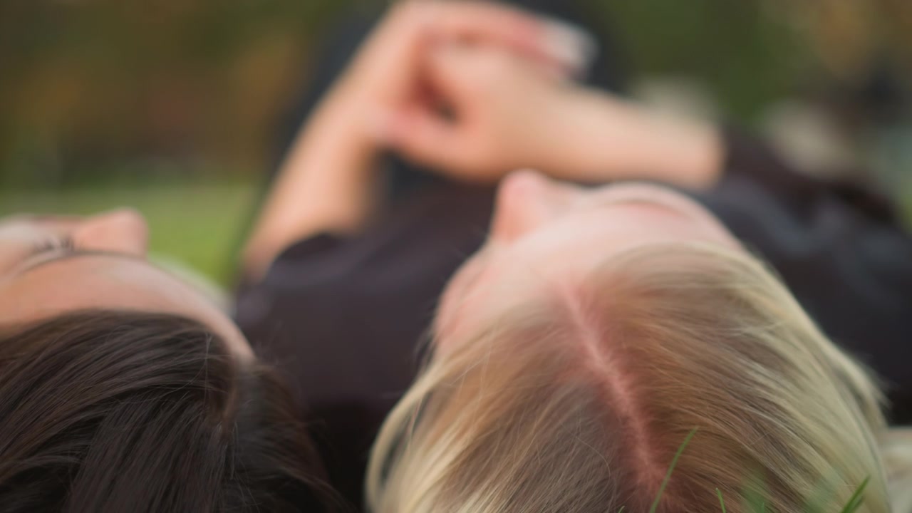 Due giovani donne si rilassano e parlano all'aperto.