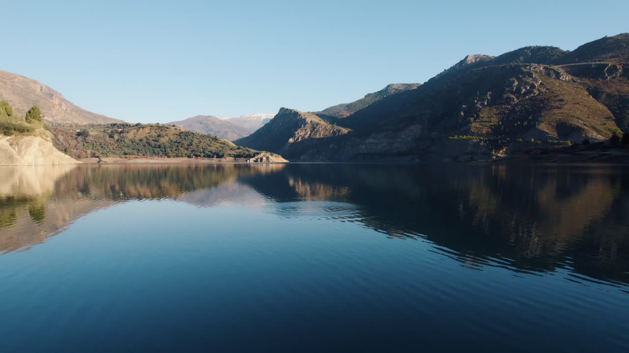 río guejar con aguas tranquilas y enormes acantilados rocosos en sus orillas en un día soleado