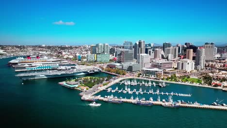 Pueblo-Portuario-En-San-Diego-Con-Vistas-Al-USS-Midway-Y-Muchos-Edificios-De-Oficinas-En-El-Puerto.