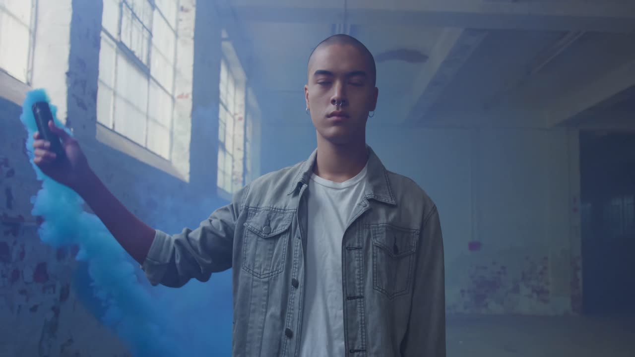 버려진 창고에 있는 멋진 젊은 남자