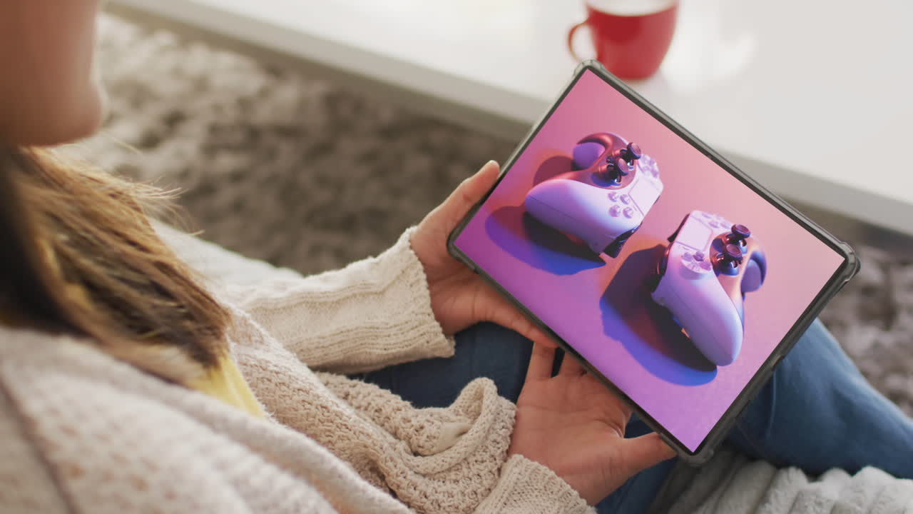 mujer caucásica usando tableta en casa compras en línea para gamepads, cámara lenta