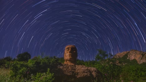 estatuto de piedra estrellas en movimiento en el cielo azul oscuro en el bosque de hyrcanian en irán mazandaran naturaleza