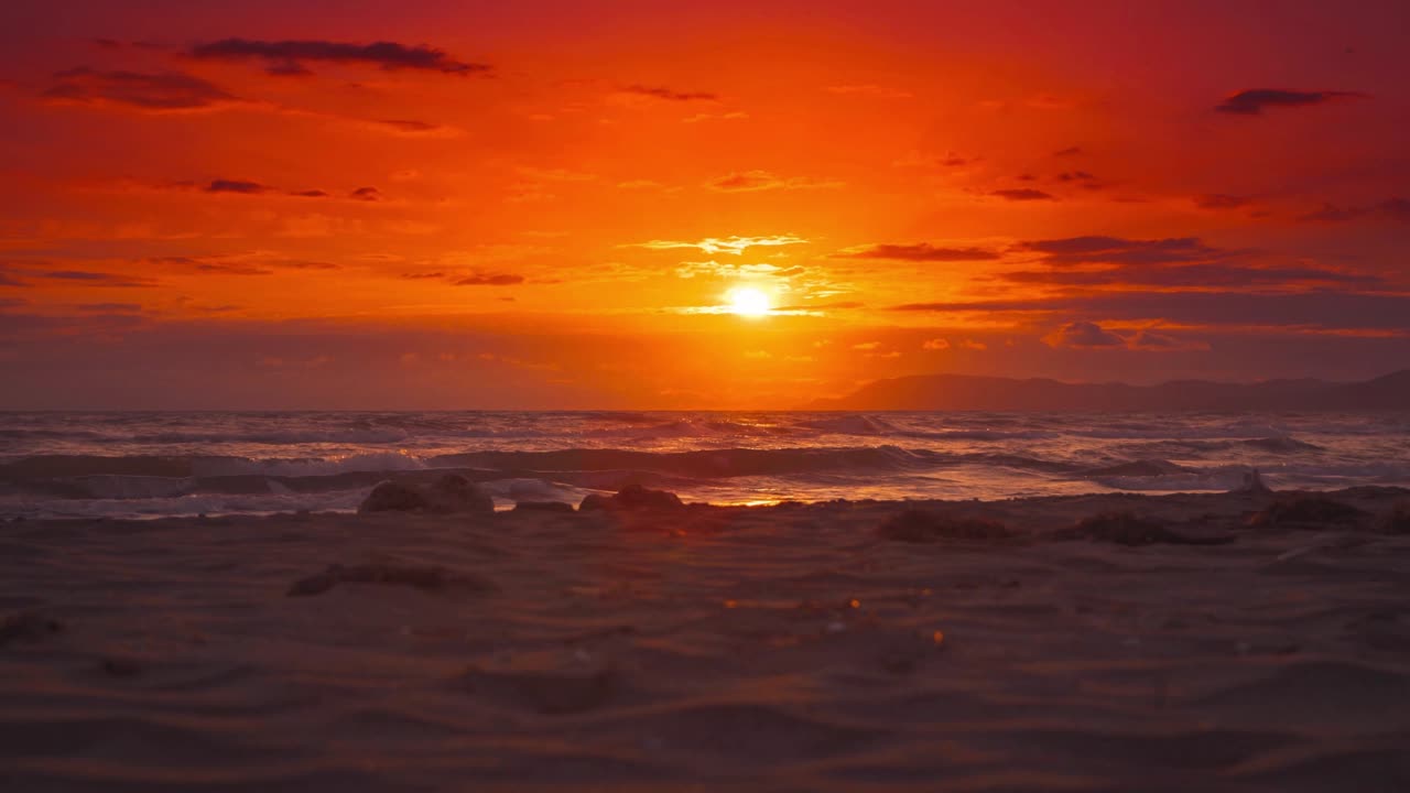 극적인 하늘과 파노라마 바다 전망을 가진 이탈리아의 멀리 떨어진 자연 토스카나 해안 모래 해변에서 활기찬 은 해가 지는 것을 보여주는 시네마그라프 (cinemagraph) 의 완벽한 비디오 루프.