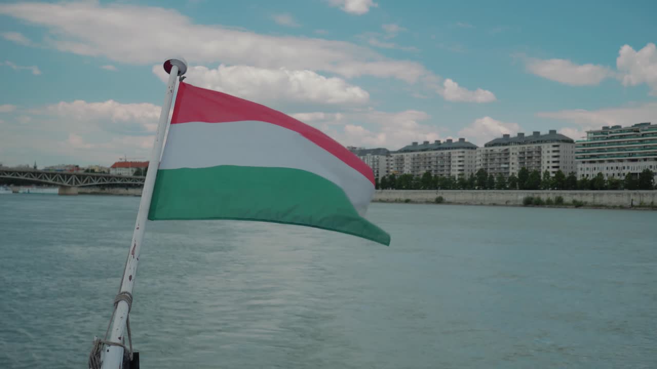 Gita in barca sul Danubio, pomeriggio estivo, con la bandiera ungherese sulla barca.