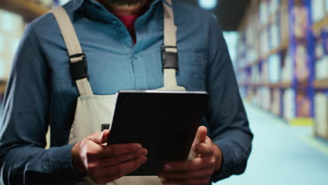 Trabajador-De-Almacén-Contando-Cajas-De-Mercancías.