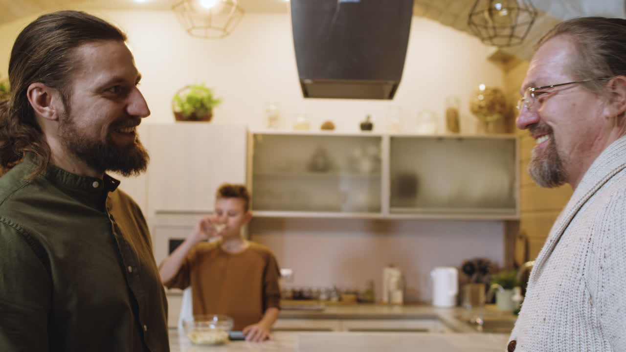 hombres caucásicos en la cocina