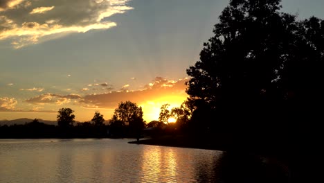 puesta de sol en el parque de la ciudad de denver